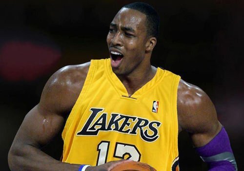 手腕骨折+肩部受伤，巴黎主席纳赛尔缠着绷带赴客场督战欧冠（手腕骨折肩部受创，巴黎主席纳赛尔打着绷带客赴欧冠督战）