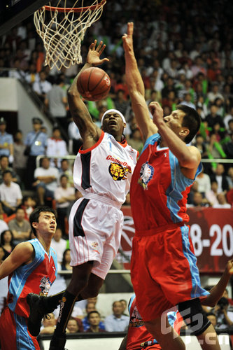 希门尼斯：对手进球后我们有些混乱，在那种时刻更需要冷静（希门尼斯：丢球后球队出现混乱，关键时刻更该保持冷静）