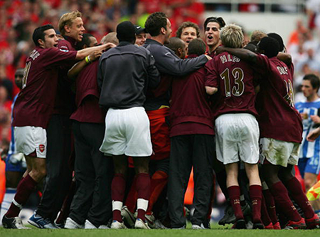 热刺街头绘制孙兴慜壁画迎接欧冠回归（热刺以孙兴慜街头壁画迎接欧冠重返）