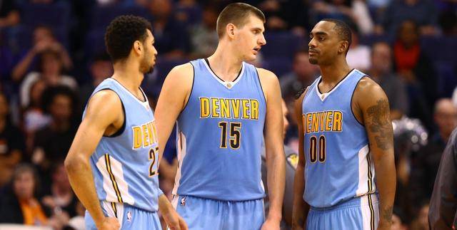 内蒙古多地滑雪场“开板”迎客，冬季旅游迅速升温（内蒙古多地滑雪场陆续开放迎客，冬季旅游热度攀升）