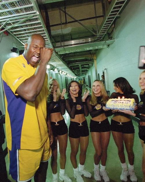 因在电视直播中庆祝国米绝杀，两名意天空实习生被解雇（直播为国米绝杀欢呼，意天空两名实习生遭解聘）