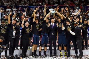 他明明能投，却选择了传（明明能出手，他偏要分球）