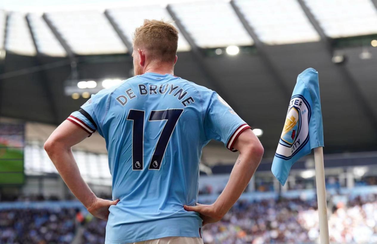 足球英超历史第2000场比赛达成（英超联赛迎来历史第2000场比赛）