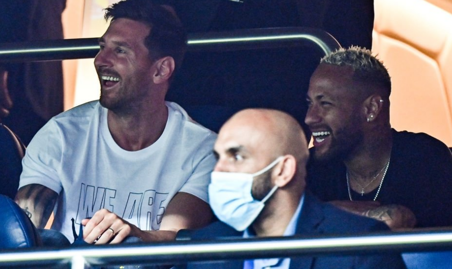 目前半场结束，马刺与鹈鹕双方合砍134分。（半场战罢，马刺与鹈鹕共轰下134分）