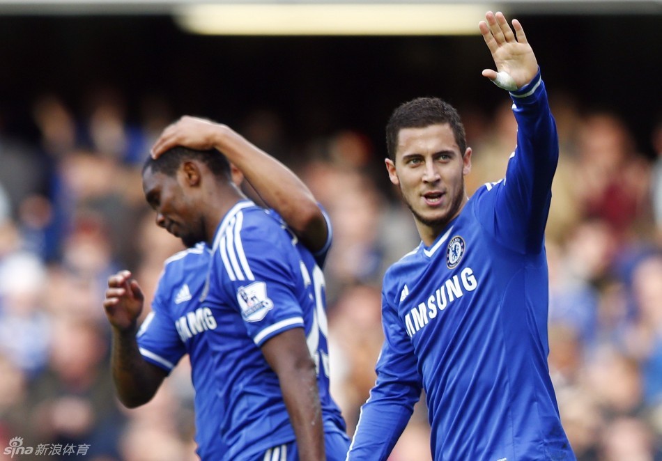 梅西捧起美职联冠军奖杯时，站在一旁的穆勒露出了最真挚的笑容