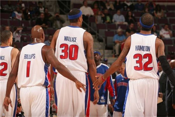 记者：米利唐左腿腘绳肌受伤，伤势令人担忧（记者：米利唐左腿腘绳肌受伤，伤情不容乐观）