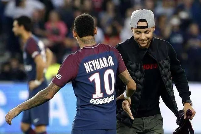 图片报：穆西亚拉今天进行了单独训练，可能下周参与球队合练（图片报称穆西亚拉今日单练，或下周参与全队合练）